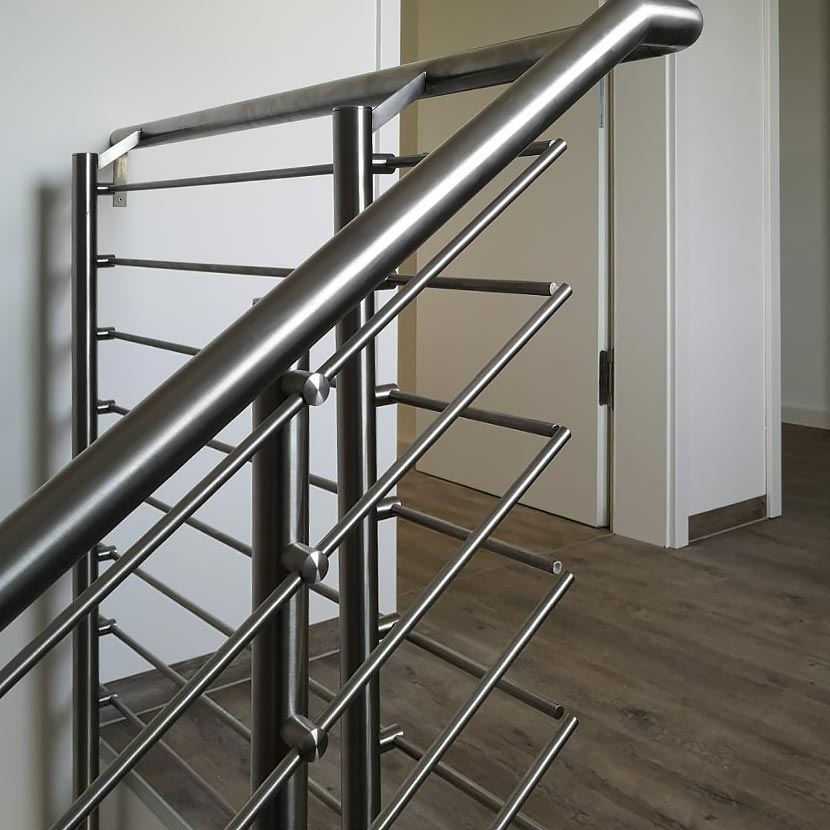 Montage von Treppengeländern Treppengeländermontage im Mehrfamilienhaus